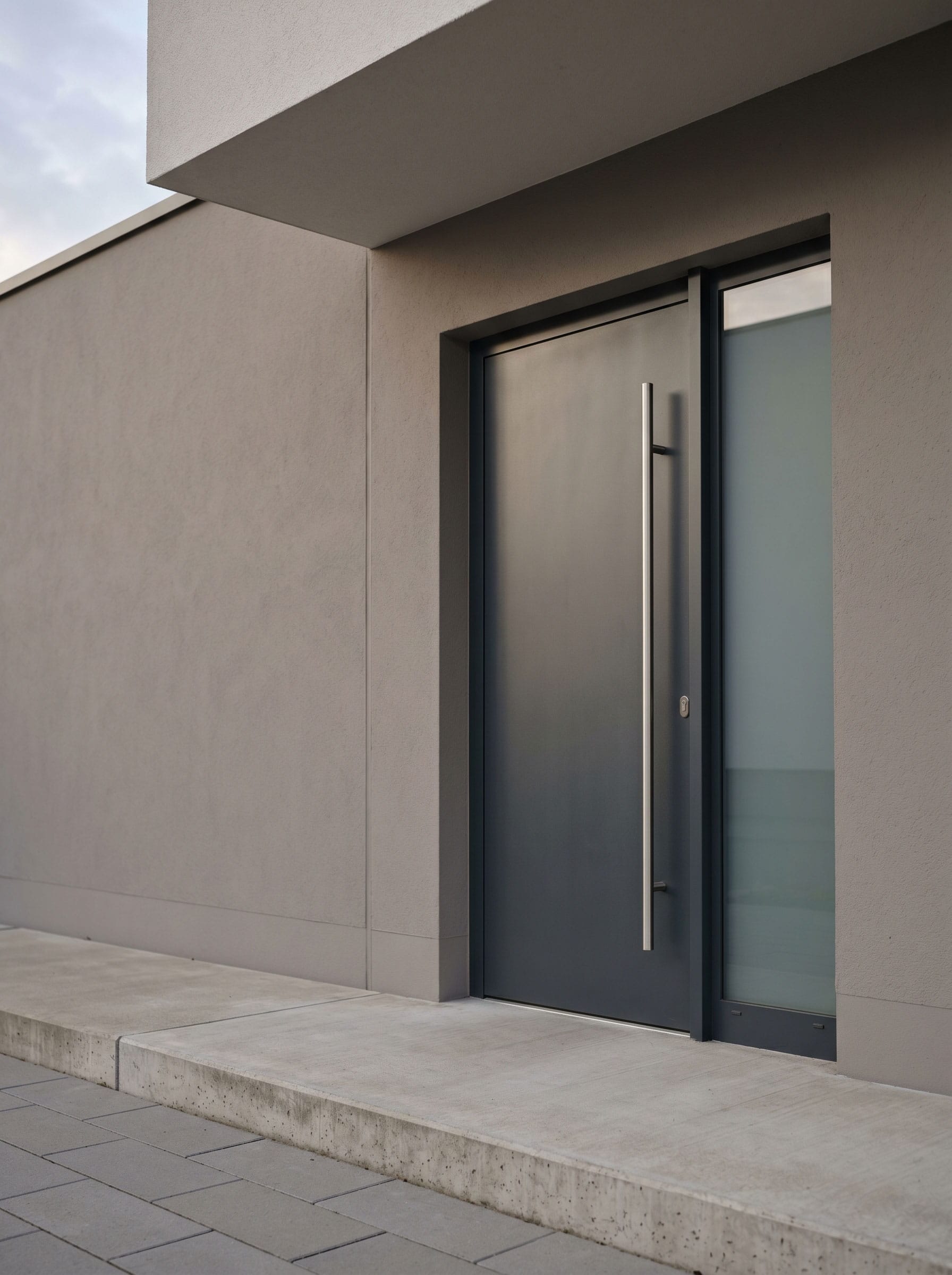 Aluminium-Haustüren — Koldere Hochwertige Aluminium-Haustür an einem modernen Gebäude