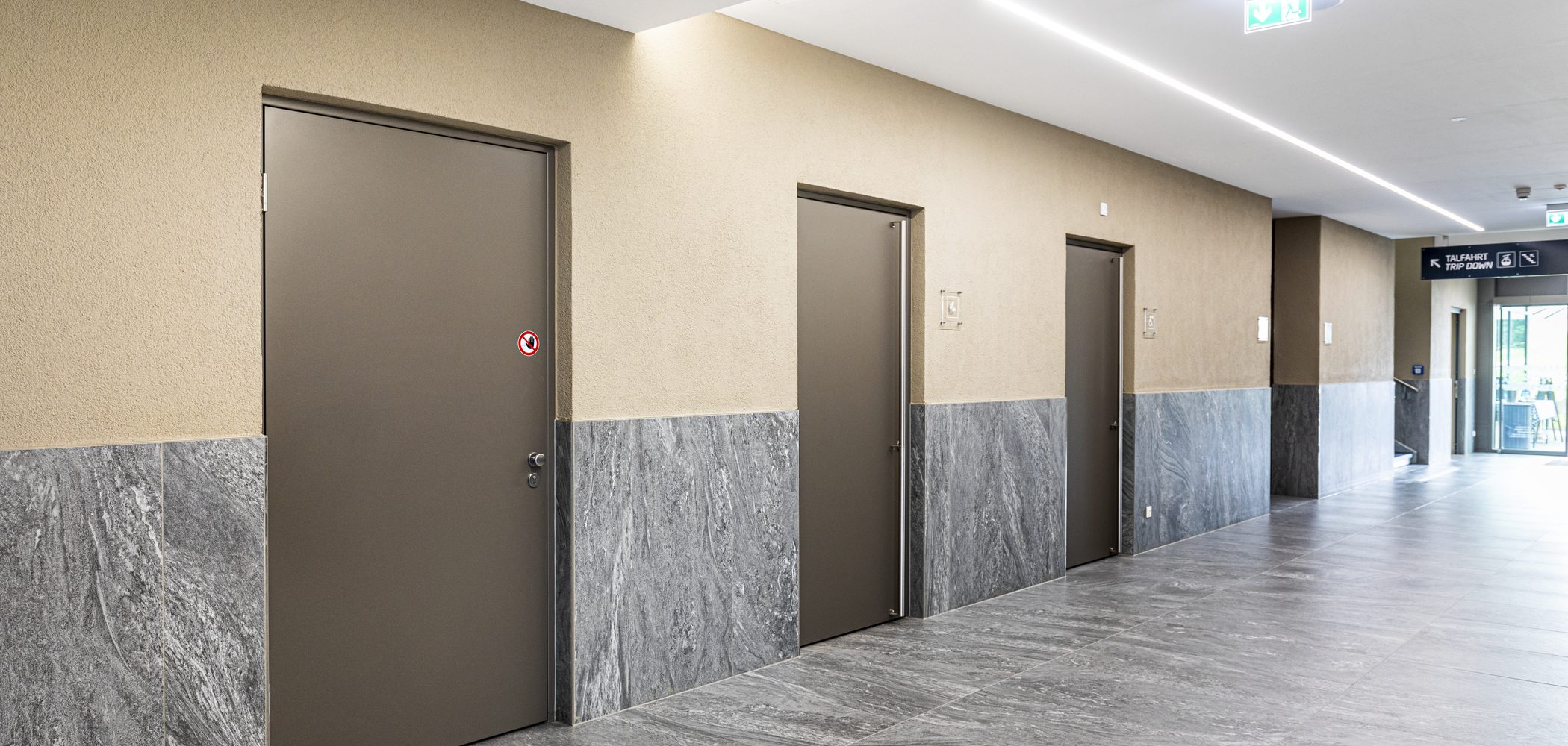 Flur mit Stahltüren in einem Verwaltungsbau — Referenzobjekt von Koldere