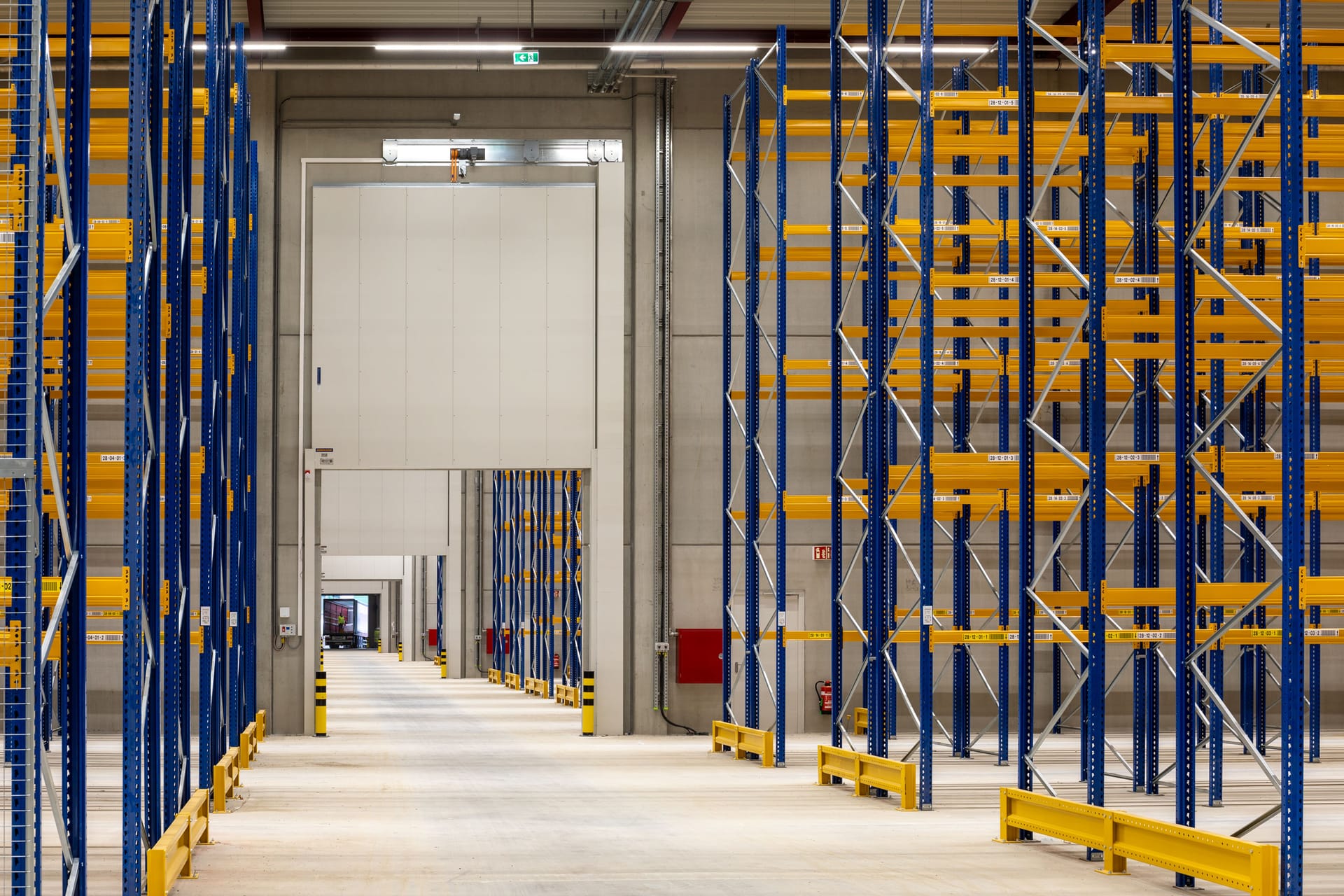 Industriehalle mit Regalanlagen — Türsysteme im Objektbau