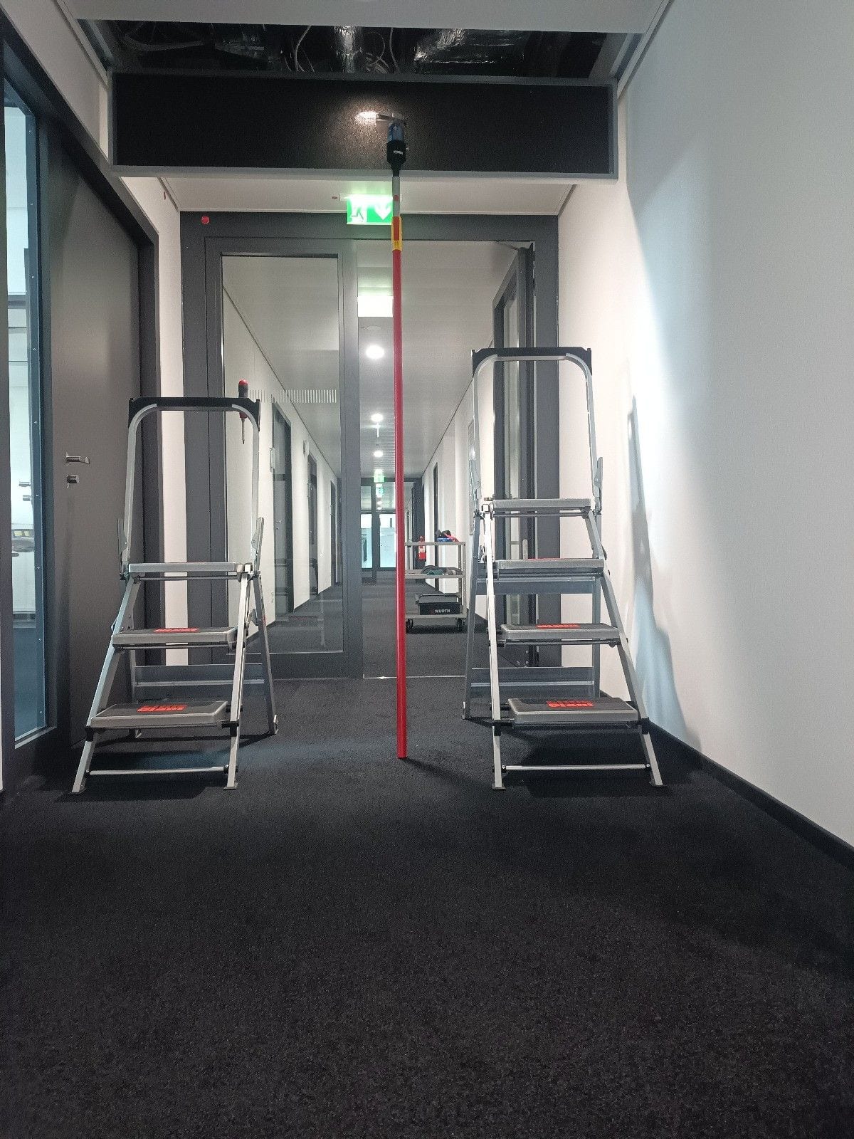 Arbeiten an der Flurdecke vor einer verglasten Tür